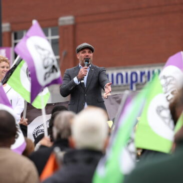 Privatisation en santé : la CSN manifeste devant une clinique privée de Drummondville