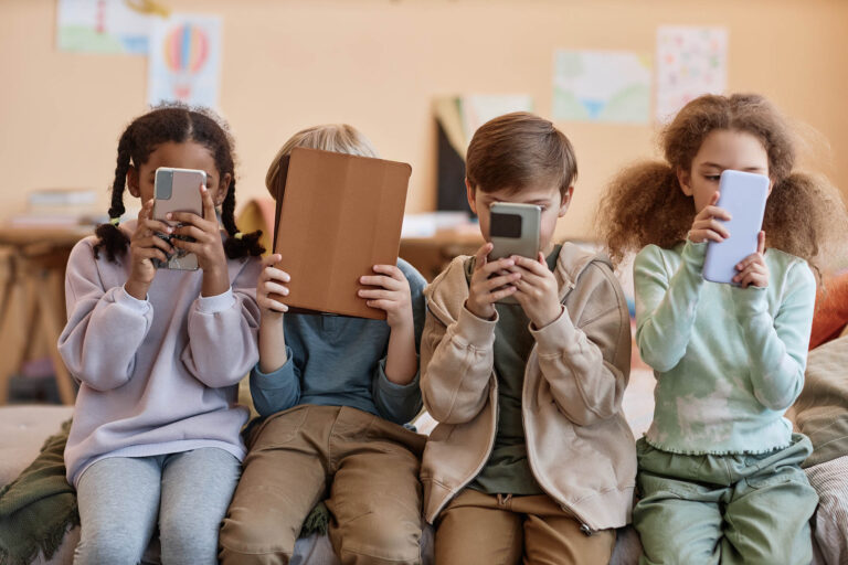 Alexandra Dumont recommande de faire attention aux jeux mobiles pour enfants!